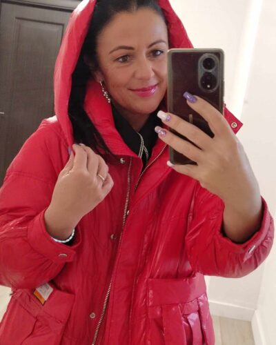 Divatos piros női steppelt kabát