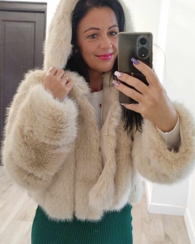 Rövid bézs színű szőrme kabát